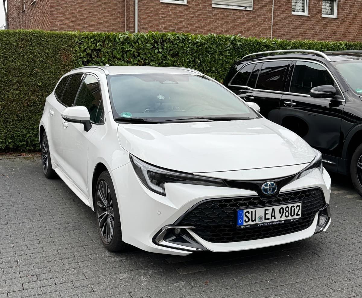 Ein elegantes Taxi-Mietwagen, bereit für Ihre Reise